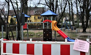 Der Spielplatz Maiwiese in Enger ist derzeit gesperrt. Ein Baum in der Nachbarschaft droht umzustürzen. - Stadt Enger