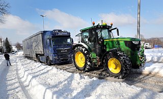 Die ungewöhnlichen Schneemengen führten im Februar zu erheblichen Problemen im Straßenverkehr - hier an der Vlothoer Straße. - Frank-Michael Kiel-Steinkamp