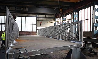 Die geschwungenen Druck- und Zugbänder an der Brüstung sind charakteristisch für die neue Rad- und Fußgängerbrücke über die Dalke und den Westring. - Stadt Gütersloh