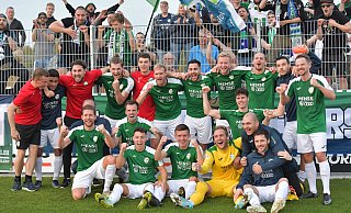 Der siegreiche FC Gütersloh feiert seinen Erfolg mit den mitgereisten Fans in Rhynern. - Jens Dünhölter