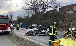 Auf der B 239 sind ein Ford Focus und der Lastwagen einer Glaserei aus dem Kreis Herford zusammengestoßen. - Freitag TV