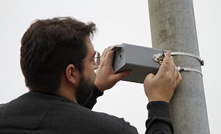 Ein Mitarbeiter der Beverunger Firma Nusec befestigt eine Kamera zur automatischen Verkehrszählung. - Nusec