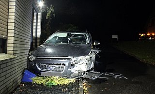Der Volvo kam an einer Hauswand zum Stehen. - Polizei Minden-Lübbecke