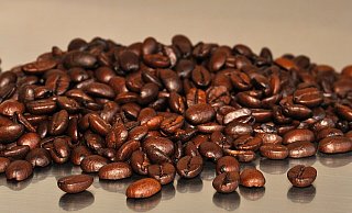 Mit einem Einkaufswagen voller Kaffeebohnen wollte sich ein 19-Jähriger ohne zu zahlen aus dem Staub machen. - Pixabay