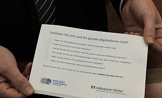 Die Fragen auf dem Umschlag gehen auf alle gängigen Betrugsvarianten ein. - Polizei Höxter