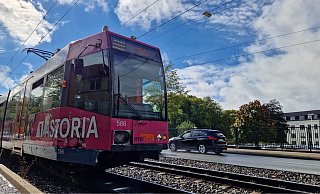 Schon im September kollidierte ein Auto an nahezu der gleichen Stelle auf der Artur-Ladebeck-Straße mit einer Stadtbahn (Archivfoto). - nw
