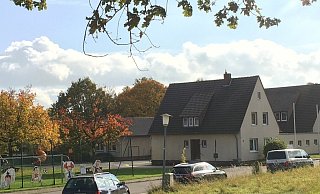 Die Dorfgemeinschaft für ein zukunftsfähiges Büttendorf (DGZB) macht sich immer wieder für den Erhalt der Grundschule vor Ort stark und hat auf eigene Kosten 2021 sogar ein Architekturbüro mit der Erstellung eines Konzeptes für den Fortbestand der Schule beauftragt. - Archivfoto DGZB