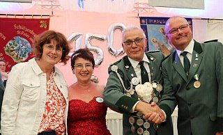 Regenten unter sich: Karin Haneke (Königin 2025/26), Gudrun und Hans-Jürgen Krause (Königspaar 2024), Dietmar Haneke (König 2025/26). - Schützenbruderschaft Vörden