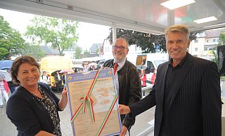 Die beiden Landtagsabgeordneten Bianca Winkelmann (CDU) und Ernst-Wilhelm Rahe (SPD) überreichten Rahdens Bürgermeister Bert Honsel ein Faksimile der britischen Verordnung, mit der 1946 das Land Nordrhein-Westfalen gegründet wurde. - Joern Spreen-Ledebur