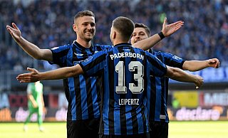 Vorlagengeber Dennis Srbeny (l.), Torschütze Robert Leipertz und Florent Muslija jubeln über den Paderborner 2:0-Treffer. - Imago Images