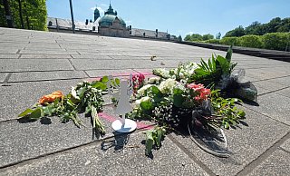 Auf den Kurhausterrassen haben viele Menschen Blumen niedergelegt, Kerzen angezündet sowie einen Schutzengel aufgestellt und einen Teddybären unter den Baum gesetzt. - Thorsten Gödecker