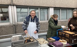 Vorstandssprecher Peter Hutmacher stellte sich im November 2023 beim Würstchen-Grillen für den guten Klinikzweck auch selbst an den Rost. - Corina Lass
