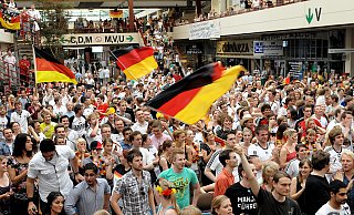 Bei der Fußball-WM 2010 war beim Public Viewing in der Bielefelder Unihalle die Begeisterung riesig: Deutschland gegen Argentinien - 4:0 - BARBARA FRANKE