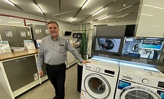 Thomas Fründ in der Ausstellung in der Zentrale des Unternehmens an der Lübbecker Straße. - Dirk Windmöller