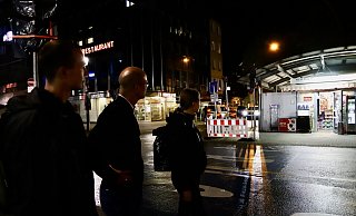 Auch der Kiosk am Kesselbrink ist für viele Szenen ein Treffpunkt. Deshalb haben ihn auch die Sozialarbeiter und Dezernent Ingo Nürnberger (Mitte) im Blick. - Charlotte Mahncke