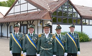 Aus Fünf mach Drei: Michael Wiemeyer (Schriftführer; v. l.), Torsten Hegener (Schriftführer), Oberst Horst-Jürgen Fehring, Andreas Vergin (Rechnungsführer) und Dirk Mathias (Rechnungsführer) haben sich 2014 als neues Vorstandsteam vorgestellt. - Bürgerschützengilde/Archiv