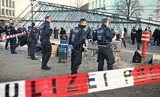 Spannungsfeld Hauptbahnhof: Polizisten bei einer Drogen-Razzia an der „Tüte", im Hintergrund das Steigenberger Hotel. - Barbara Franke