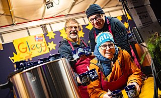 Der Glögg aus Rotwein und weihnachtlichen Gewürzen gehört traditionell zum Eckardtsheimer Weihnachtsmarkt, genau wie Konzerte, Spendenaktion und Ehrenamtliche, zu denen auch Michael Stolz (v. l.), Nicole Eikmeier und Martin Schmidt zählen. - Mike-Dennis Mller / www.mdm.photo