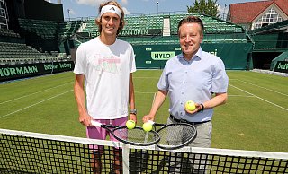 Turnierdirektor Ralf Weber (r.) begrüßt Alexander Zverev auf Court Nummer 1. Der Paris-Halbfinalist hat am Donnerstag seine Vorbereitung auf Rasen in Angriff genommen. - Wolfgang Rudolf