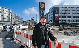Der Biefelder Rapper Montez - hier mitten in Bielefeld am Jahnplatz - tritt im kommenden Sommer bei den Parklichtern auf. - Foto: Andreas Zobe/NW