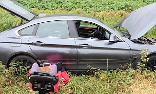 Der 24-Jährige wich mit seinem Fahrzeug aus und landete im Straßengraben. - Polizei