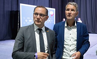 Björn Höcke (r.) und der alte und neue Parteichef Tino Chrupalla auf dem Bundesparteitag der AfD in Riesa. - Sebastian Kahnert
