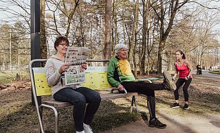 Die Fitnessbank, die das Siebensterner Unternehmen Playparc herstellt, soll Jung und Alt, Einsteigern und Profis ein niederschwelliges Bewegungsangebot machen. Wer zum Beispiel ein Theraband mitbringt, wie die Frau rechts auf dem Bild, kann zusätzliche Übungen durchführen. - Playparc