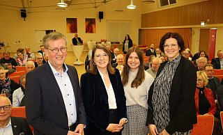 Beim Neujahrsempfang der Kreis-SPD beschwören Burkhard Blienert (v. l.), Ina Blumenthal, Nele Czaniera und Silke Kohaupt Mut, Zuversicht und Tatendrang. - Regina Brucksch Beim Neujahrsempfang der Kreis-SPD beschwören Burkhard Blienert (v. l.), Ina Blumenthal, Nele Czaniera und Silke Kohaupt Mut, Zuversicht und Tatendrang. - Regina Brucksch