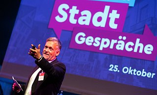Impulsgeber Thorsten Kausch, Geschäftsführender Gesellschafter der "Stadtmanufaktur GmbH" in Hamburg hält einen Vortrag über "Die Stadt als Bühne". - Oliver Krato