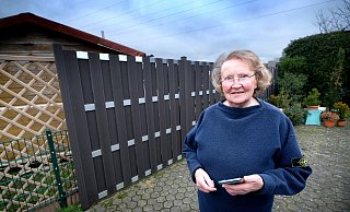 Die Gütersloherin Ursula Steffens (83) und ihr Mann Heinrich (84) mussten sich vor Gericht für ihren grauen, knapp zwei Meter hohen Zaun rechtfertigen, den sie an der Grundstücksgrenze zum Nachbarn errichten ließen. Der forderter: Der Sichtschutz muss weg! - Andreas Frücht
