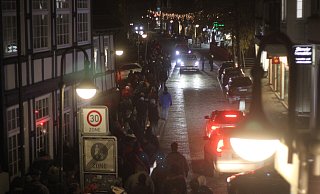 Die "Spaziergänger" ziehen bei einem früheren Protest in Bünde durch die Bahnhofstraße. - Florian Weyand