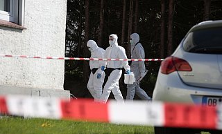 Mitarbeiter der Spurensicherung am Haus in Hunnebrock. - Gerald Dunkel