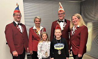 Matthias Sake (Kassierer; hinten, v. l.), Denise Schwarz (zweite Vorsitzende), Uwe Jonietz (Präsident) und Verena Sake (zweite Geschäftsführerin) sowie das Kinderprinzenpaar Lina I. (Dotzauer) und Moritz I. (Rosenberg; vorn). - Pickel-Jauh