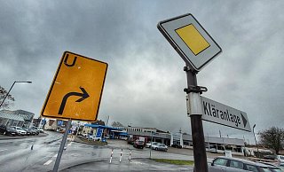 Vor der Aral-Tankstelle sollen die Autofahrer rechts in die Kleine Wasserbreite fahren und werden wieder zurück nach Spradow geleitet. - Gerald Dunkel