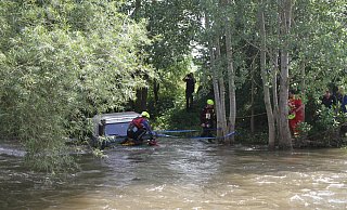 Ein Landrover landet in der Diemel bei Ossendorf: Laut der Stadt Warburg war der Einsatz der Feuerwehr kostenersatzpflichtig. - Dieter Scholz