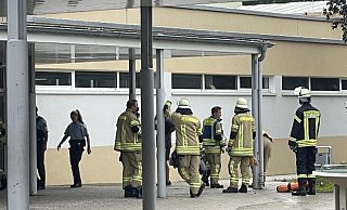 Die Einsatzkräfte mussten feststellen, dass mehrere Feuerlöscher offenbar grundlos versprüht worden sind. - Feuerwehr Steinheim