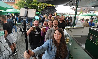 Vom herbstlich anmutenden Wetter ließen sich die Gäste nicht beeindrucken. Gut gelaunt genoss auch diese Gruppe das Lübbecker Bier. - Joern Spreen-Ledebur