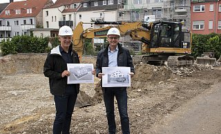 Der Kaufmännische Direktor des Brüderkrankenhauses St. Josef Paderborn Siegfried Rörig (l.) und Technikleiter Markus Jordan auf der Baustelle an der Brüderstraße. - Brüderkrankenhaus
