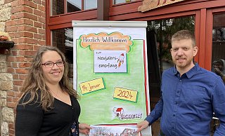 Die neuen Leiter Charlotte und Daniel Wach begrüßen zum Neujahrsempfang Freunde und Förderer des Christlichen Freizeitzentrums auf dem Hof in Herlinghausen. In der Hand halten sie ein Foto des Kirchberghof-Teams. - Kirchberghof