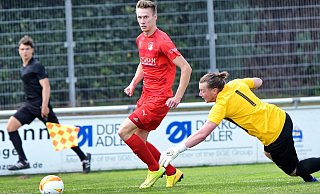 1:0: Theesens Kai-Niklas Janz umkurvt in dieser Szene den FC-Keeper und schießt trocken zur Führung ein. - Barbara Franke