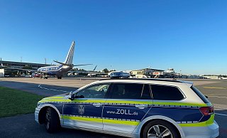 Am Flughafen Paderborn/Lippstadt kontrolliert der Zoll das Gepäck der Reisenden. - Hauptzollamt Bielefeld