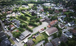 Der rote Backsteinbau (rechts im Bild) sowie die Sporthalle sollen stehen bleiben, alle anderen Gebäude werden nach Auskunft des Beigeordneten "überplant". - THORSTEN ULONSKA
