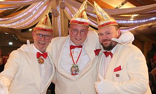 Das Bad Driburger Dreigestirn mit Jungfrau Olaf (Olivia) Schröbler, Prinz Maximilian Reineke und Bauer Johannes Ewers. - Burkhard Battran