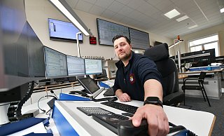 Rund 180 Mal am Tag klingelt für Hendrik Fastenrath und seine Kollegen vom Team der Leitstelle des Kreises Höxter in Brakel das Telefon. - Kreis Höxter