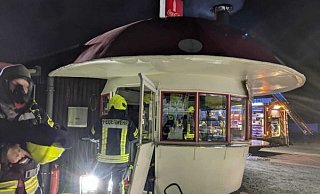 Am Montagabend waren die Einsatzkräfte beim Kult-Imbiss Pilz am Borgholzhausener Bahnhof gefordert. Sie hatten die Lage schnell im Griff. - Matthias Foede