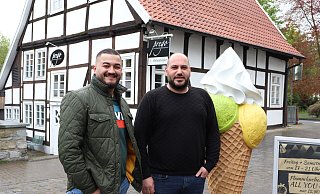 Niko Dushkja (l.) und Patrick Gök begrüßen es, dass das Streetfood-Festival vom Doktorplatz in den Flora-Park verlegt wird. - Marion Pokorra