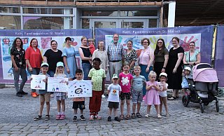 Das Stadtmarketing und die Kitas in Steinheim freuen sich über das überaus bunte Ergebnis ihres Projekts. Beim Aufhängen der Bilder halfen übrgens auch Akteure des benachbarten Klön-Cafés - eine echte Gemeinschaftsaktion. - Madita Schellenberg