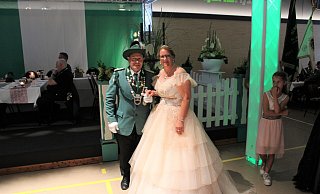Das Königspaar Ronny und Rita Glowatzki steht beim Schützenfest in Altenbeken im Mittelpunkt. - Fynn Müller