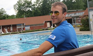 Azubi Simon Burkamp hat die Badegäste im Blick. - Jan-Henrik Gerdener