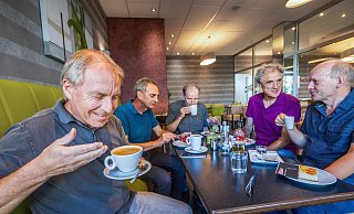 Ja, da riecht man die ganze Bohne: Gunnar Hupp (v.l.), Willy Koch, Stephan Boecken, Wolfgang Stobbe und Werner Lüchtefeld sind die „Café-Tester“ – hier im Einsatz im Café Olsson in Schildesche. Foto: Sarah Jonek - Sarah Jonek